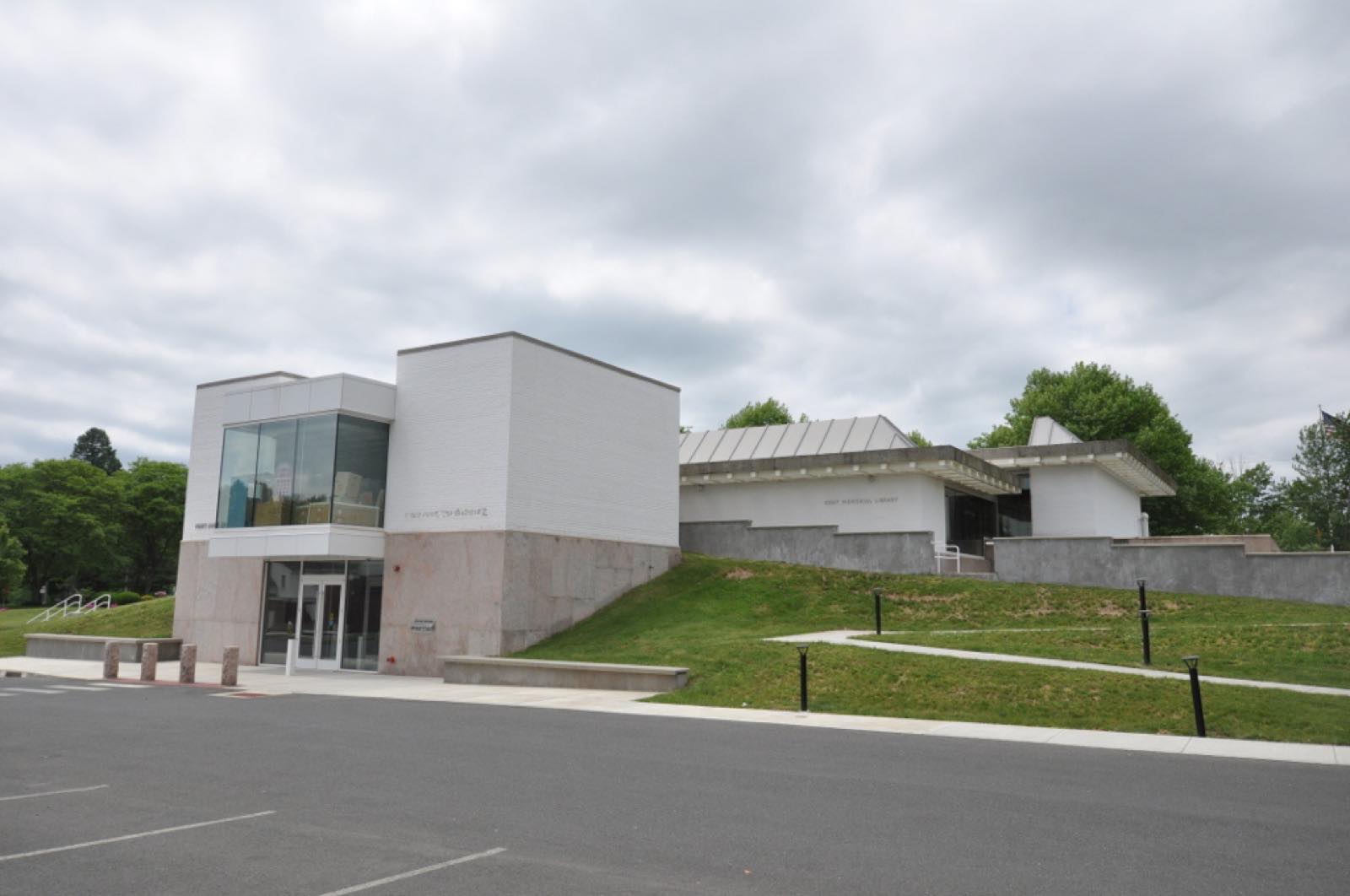 The Kent Memorial Library building in Suffield.